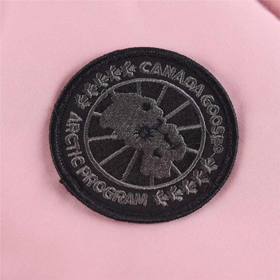P320 Canada Goose Canada Goose #Freestyle Crew 4154M men's and women's vest down# ➖ Genuine synchronous anti-counterfeiting chip sensor! ➖ Imported Behringer embroidery machine to customize 10,000-needle embroidery logo! ➖ Imported 21-count polyester-cotton blended original fabric, using Feather-Light 10D waterproof coating fabric, made of 84.5% polyester fiber and 15.5% cotton, 100% the best feel in the entire network! ➖ The genuine official website uses the national standard 80 white duck down, and will never be misled by false claims such as 90 down or goose down! ➖ 100% nylon nylon lining with double double-layer sealing design to prevent velvet from running away. Top-grade polar fleece is used in the collar and pockets to keep warm and comfortable! ➖ Yoshida YKK provides original custom-made electroplated sliders. YKK two-way lockable zippers are tight and smooth and will not peel off paint! ➖ 3M composite original Velcro is durable, and all accessories and hardware are disassembled and customized!  SIZE: XS S M L XL XXL [Attached: Size chart]